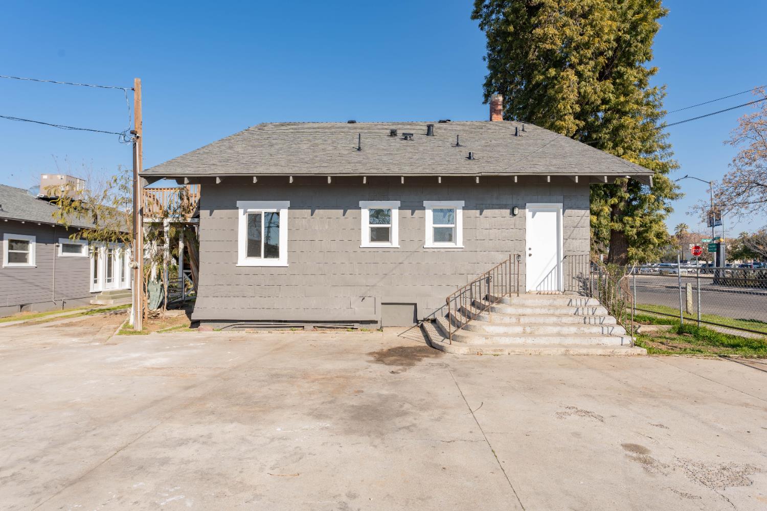 4354 E Kings Canyon Rd, Fresno, CA 93702