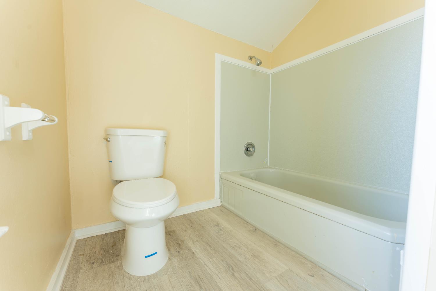 4354 E Kings Canyon Rd, Fresno, CA 93702