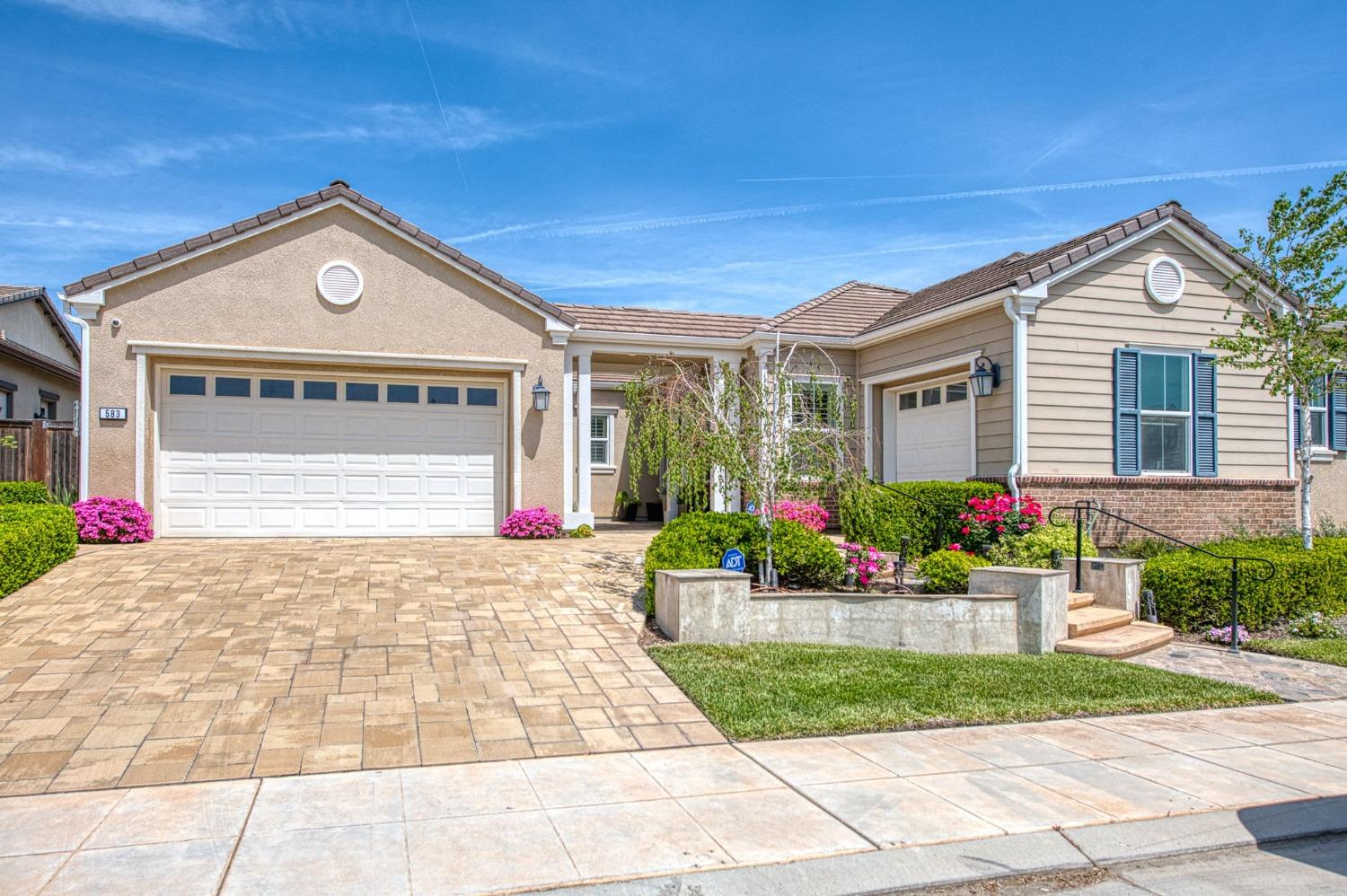 583 Crescent Ln, Madera, CA 93636
