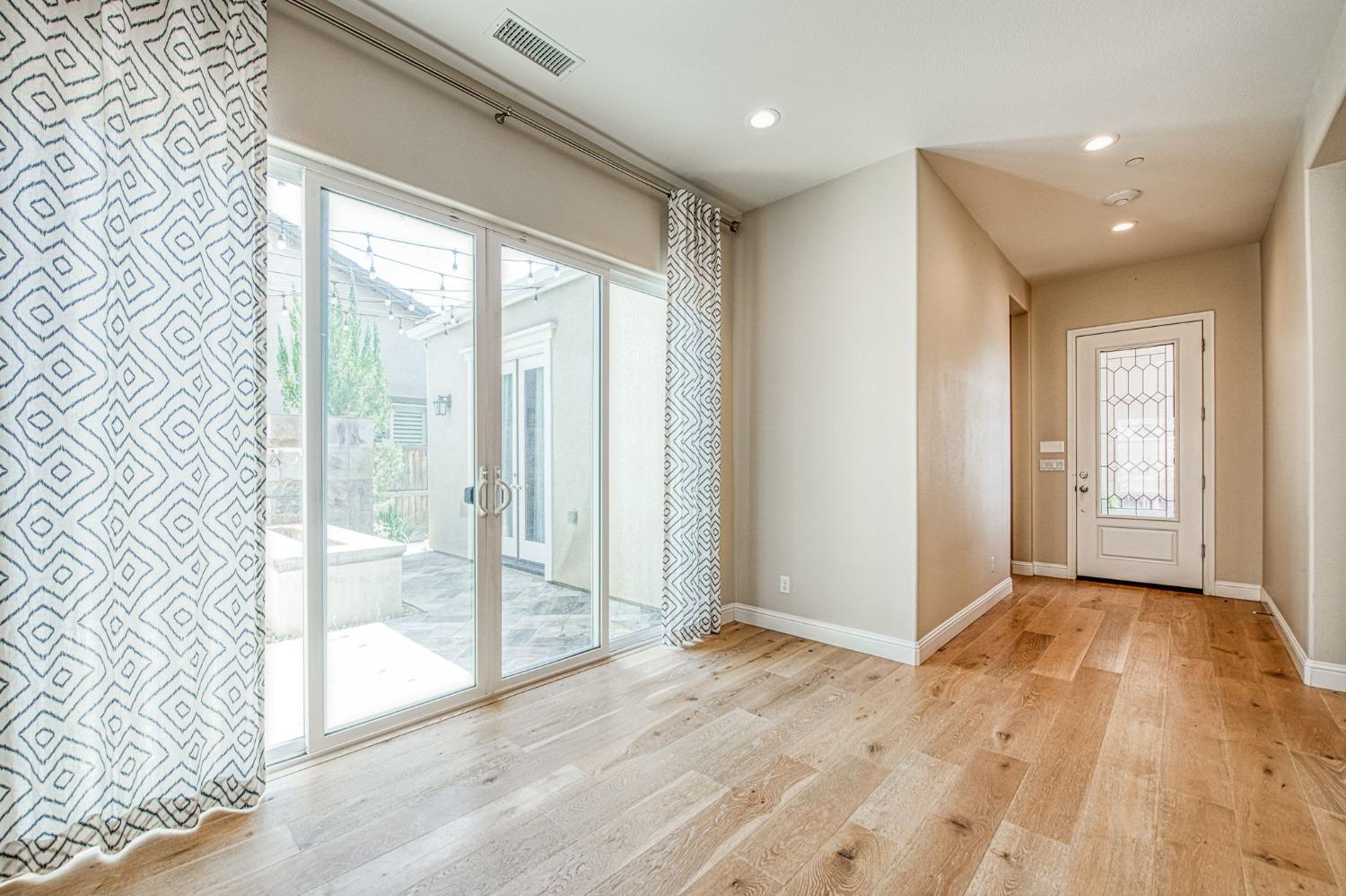 583 Crescent Ln, Madera, CA 93636