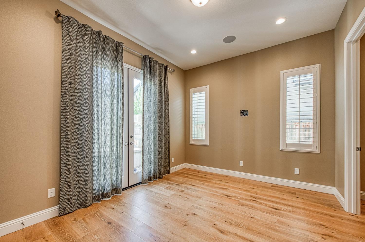 583 Crescent Ln, Madera, CA 93636