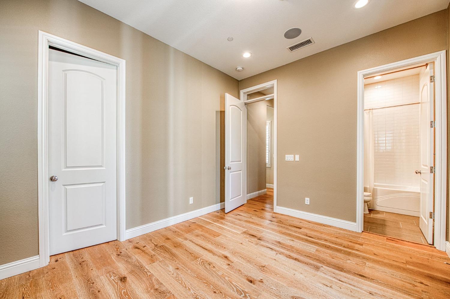 583 Crescent Ln, Madera, CA 93636