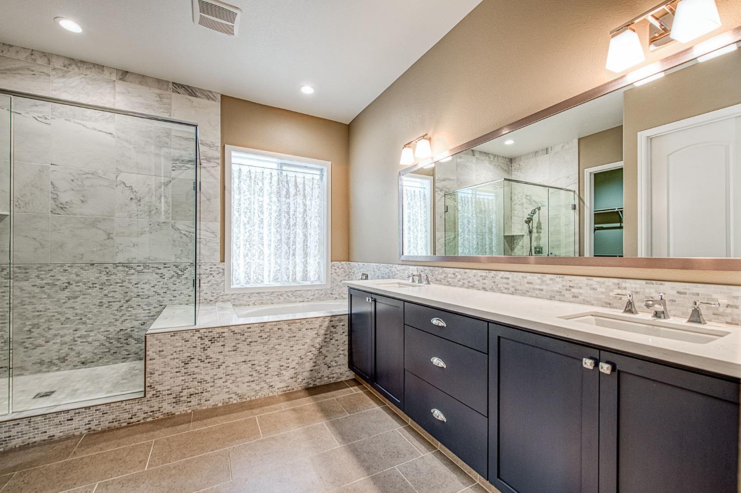 583 Crescent Ln, Madera, CA 93636