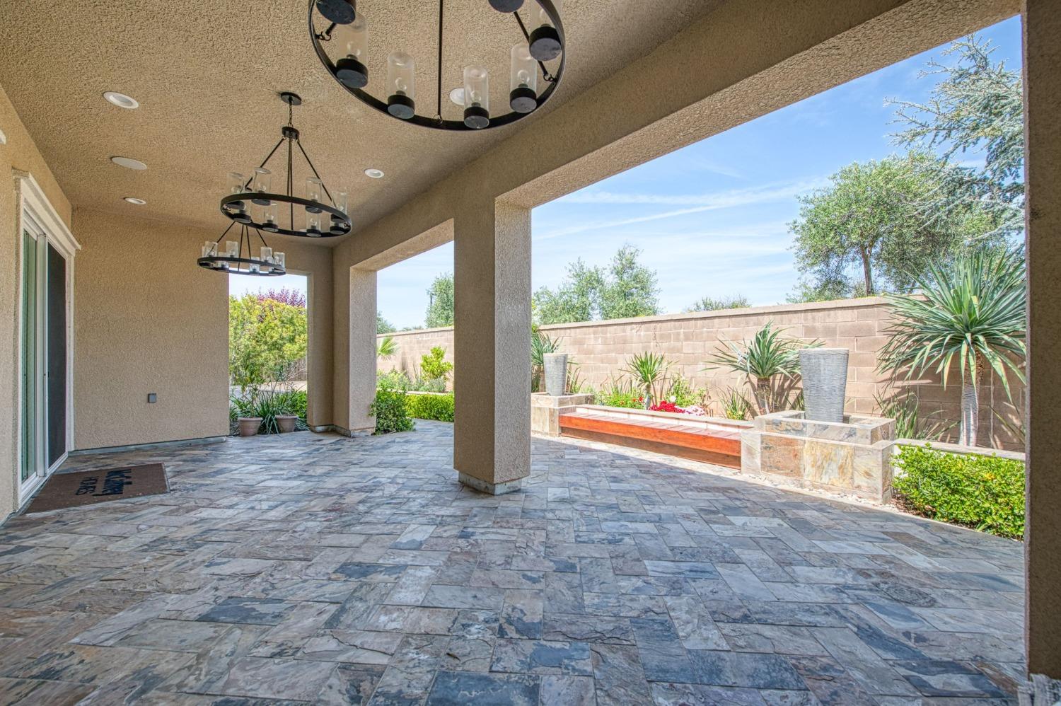 583 Crescent Ln, Madera, CA 93636