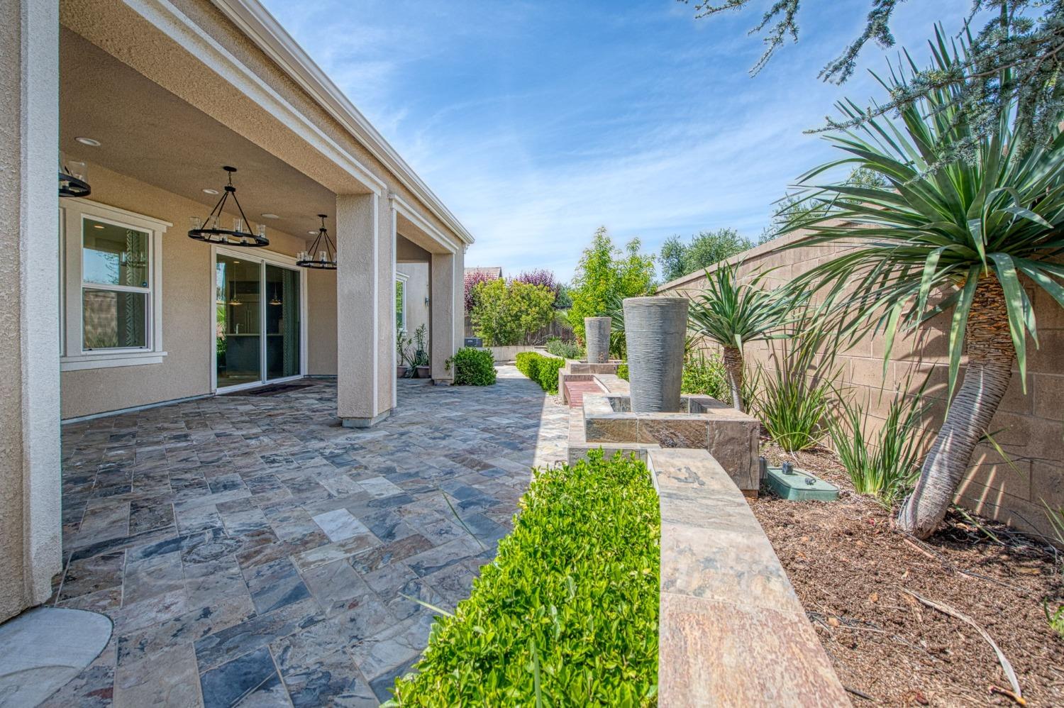 583 Crescent Ln, Madera, CA 93636