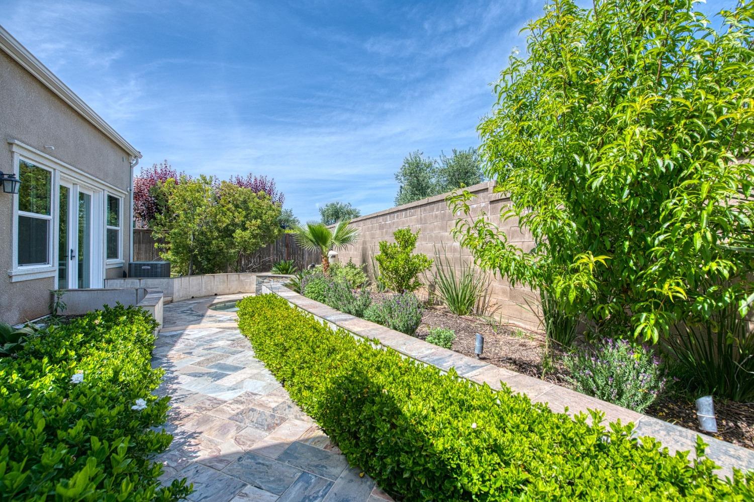 583 Crescent Ln, Madera, CA 93636