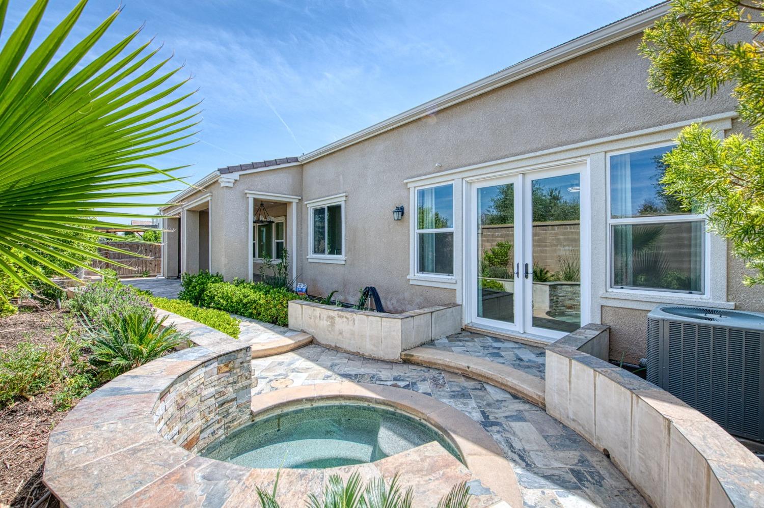 583 Crescent Ln, Madera, CA 93636