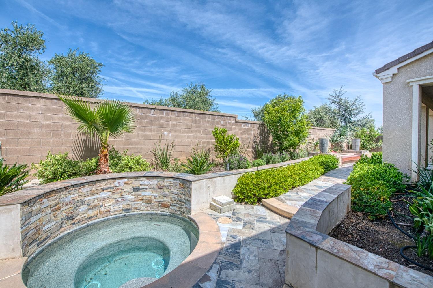 583 Crescent Ln, Madera, CA 93636