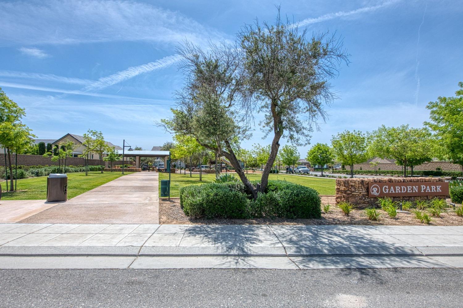 583 Crescent Ln, Madera, CA 93636