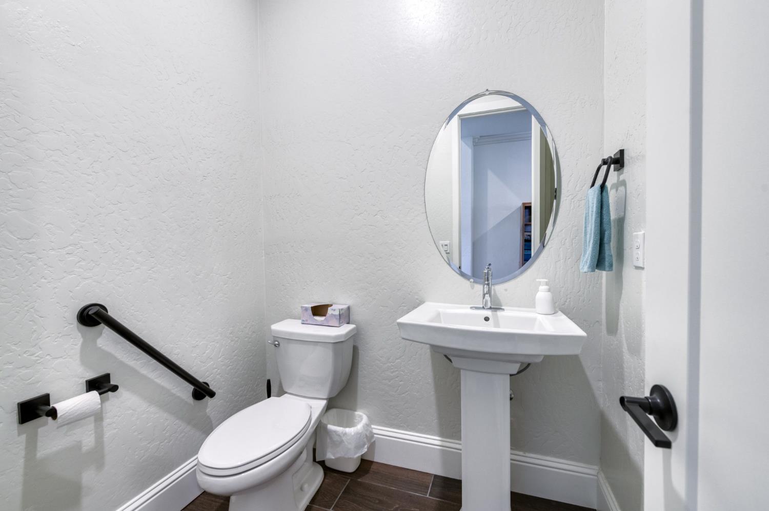 2280 E Mazie Ave, Fresno, CA 93730