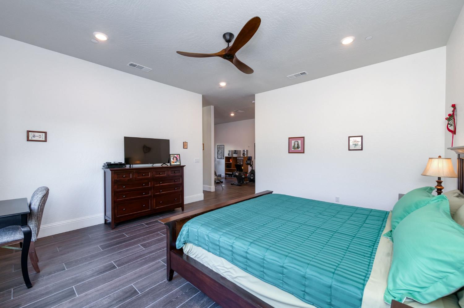 2280 E Mazie Ave, Fresno, CA 93730