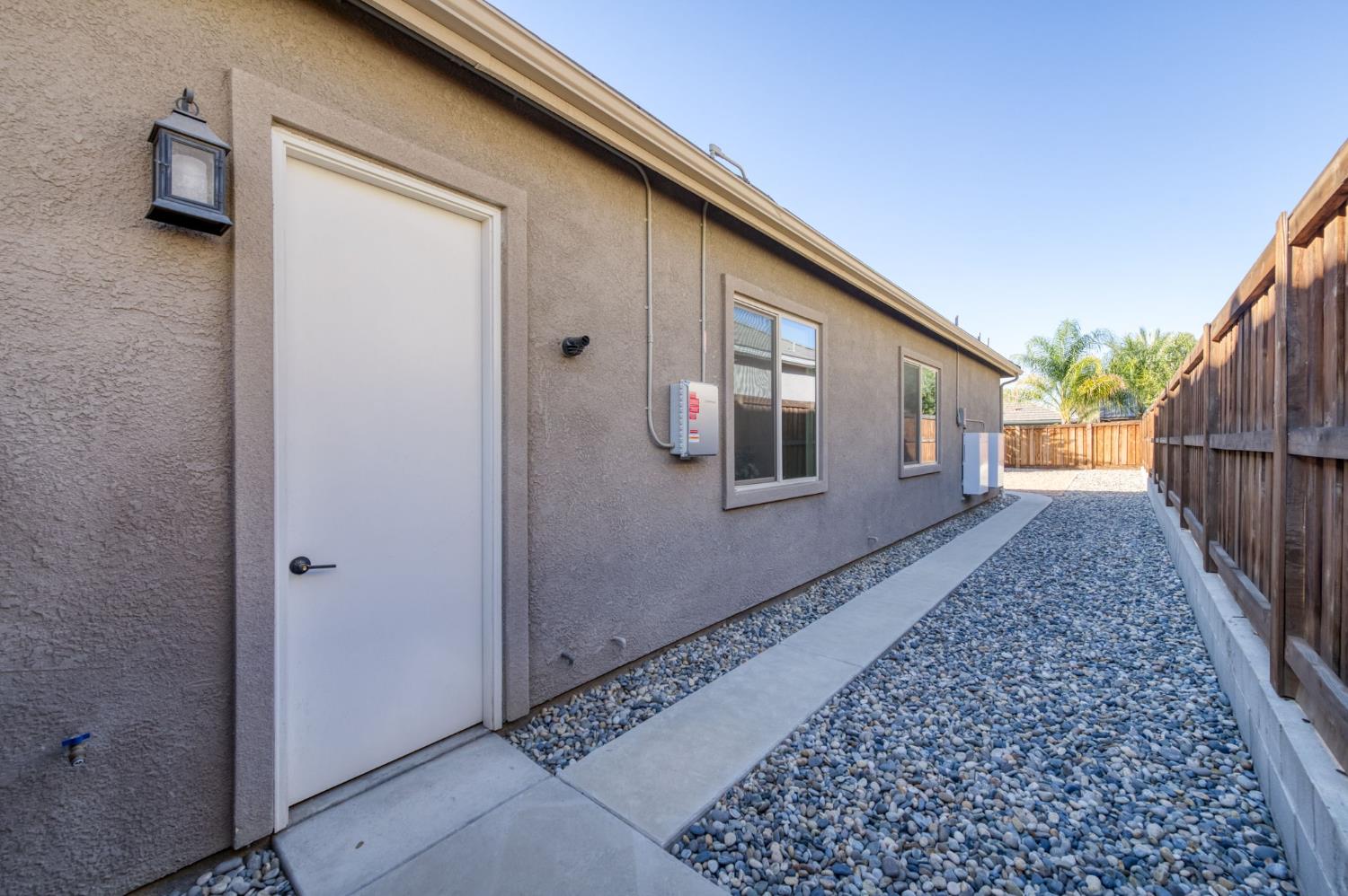 2280 E Mazie Ave, Fresno, CA 93730