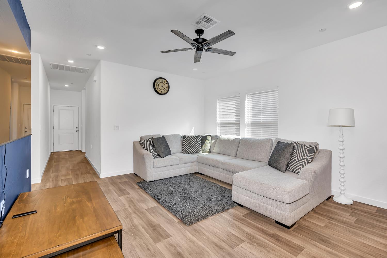 1020 Wayfarer Ln, Madera, CA 93636