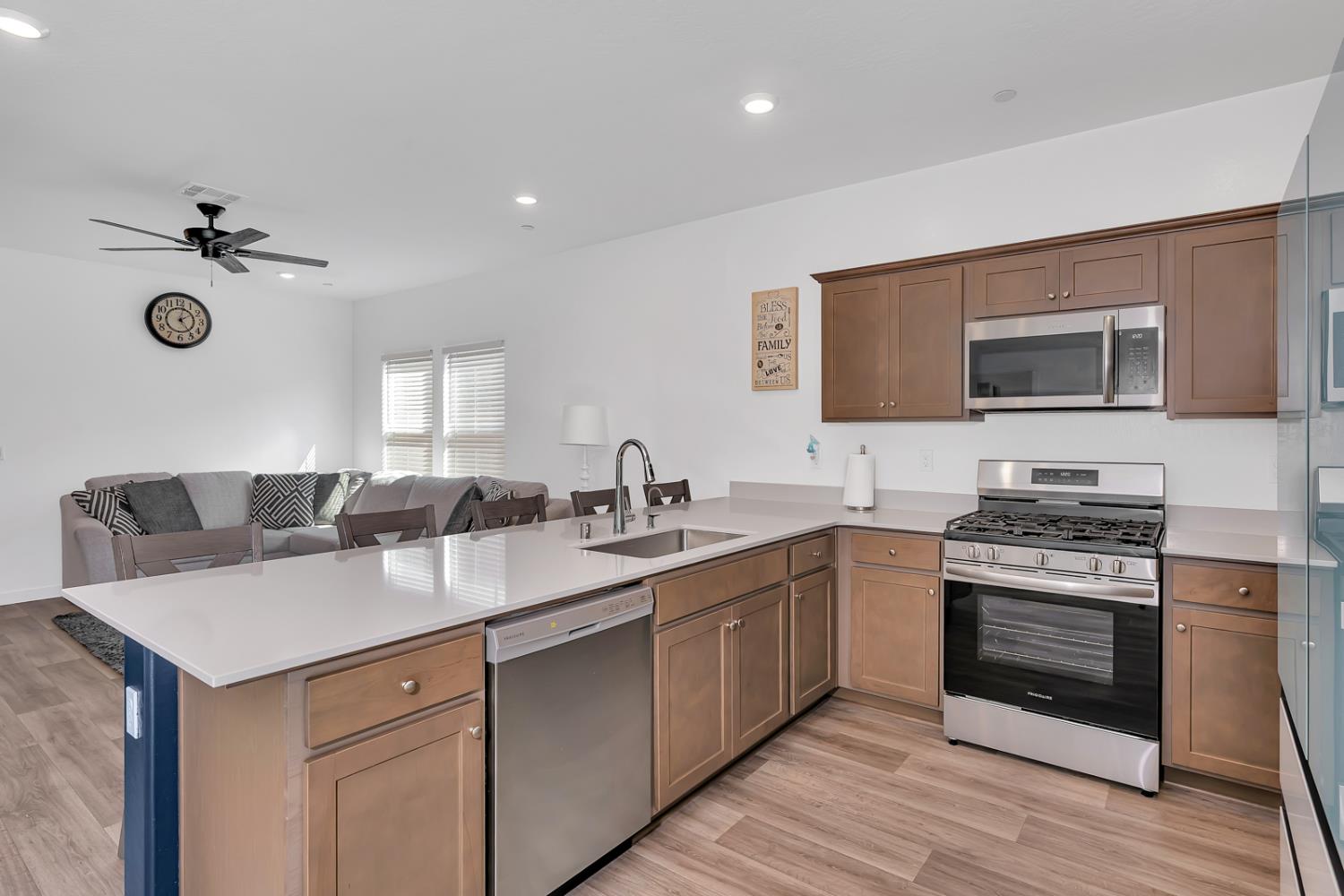 1020 Wayfarer Ln, Madera, CA 93636