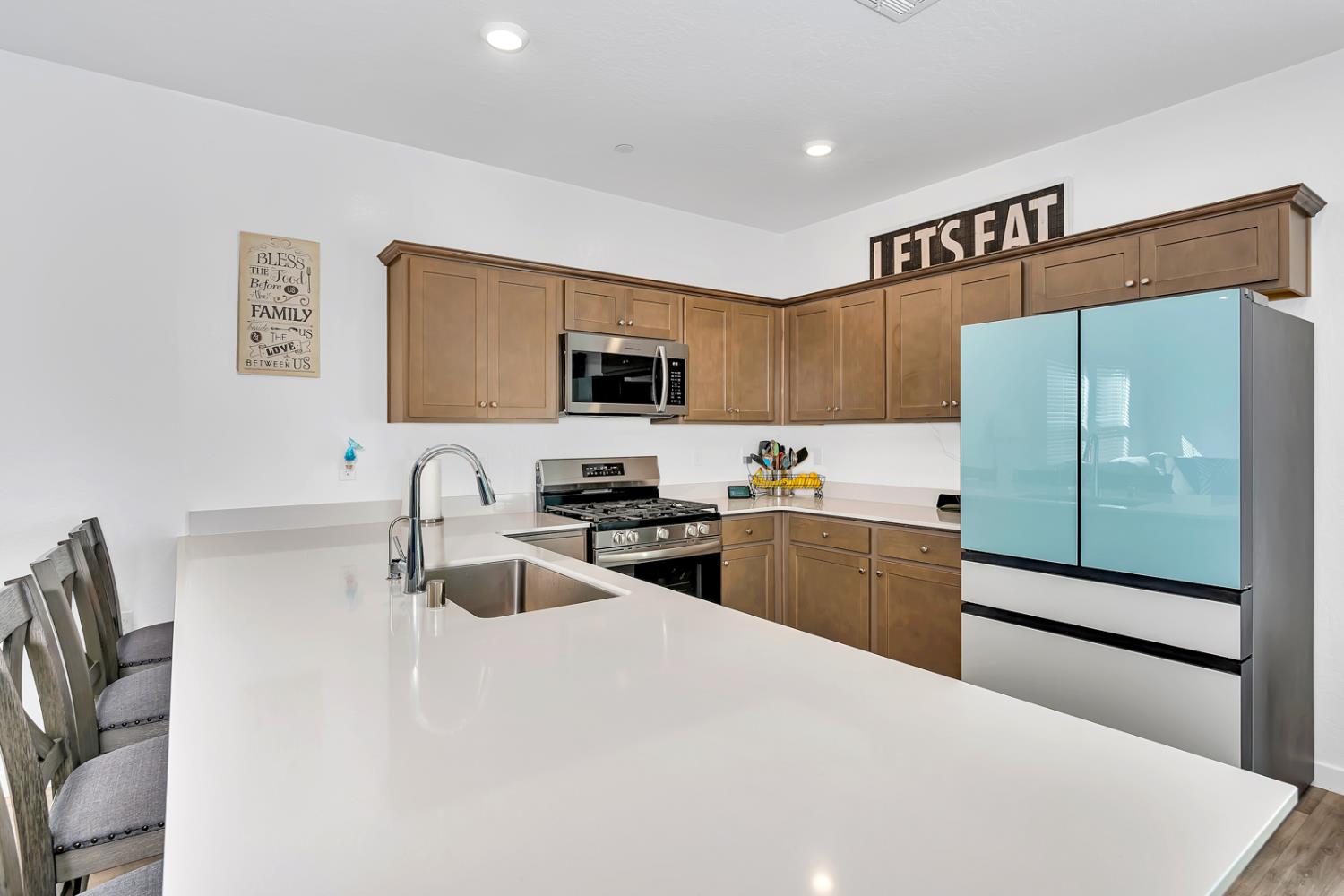 1020 Wayfarer Ln, Madera, CA 93636