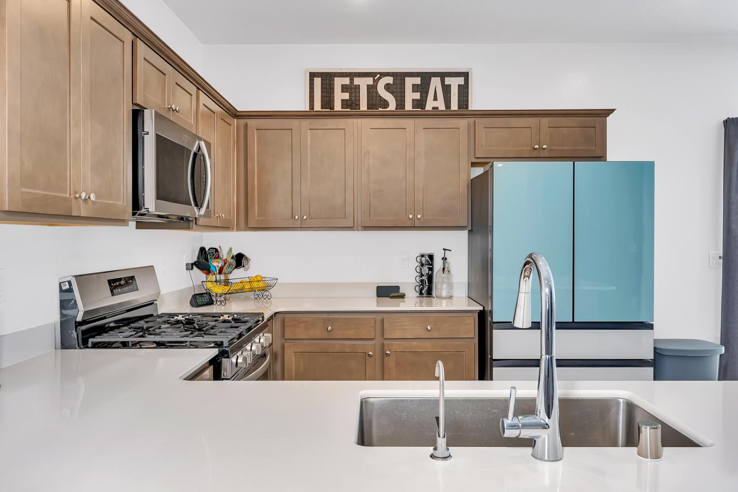 1020 Wayfarer Ln, Madera, CA 93636