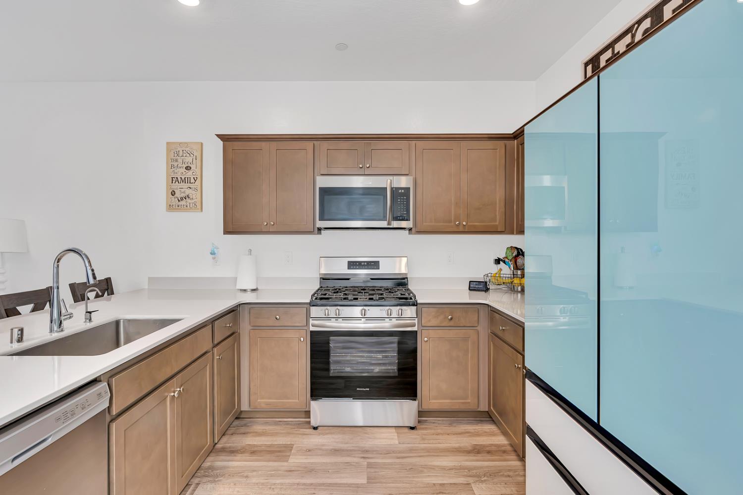 1020 Wayfarer Ln, Madera, CA 93636