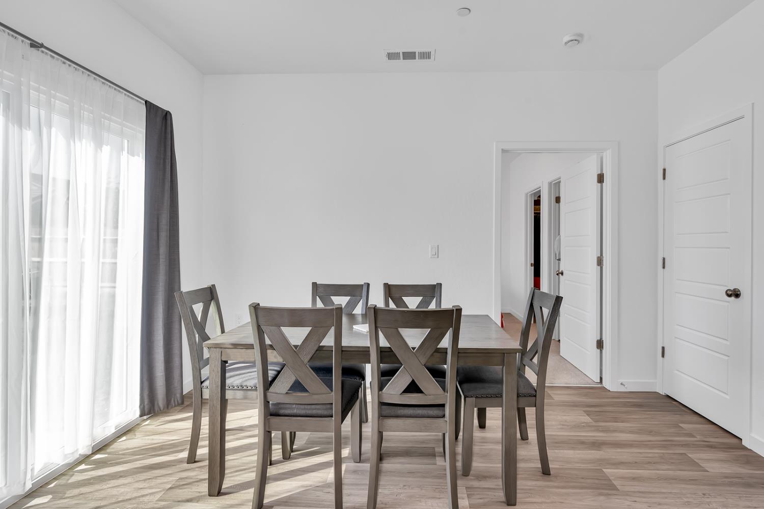 1020 Wayfarer Ln, Madera, CA 93636