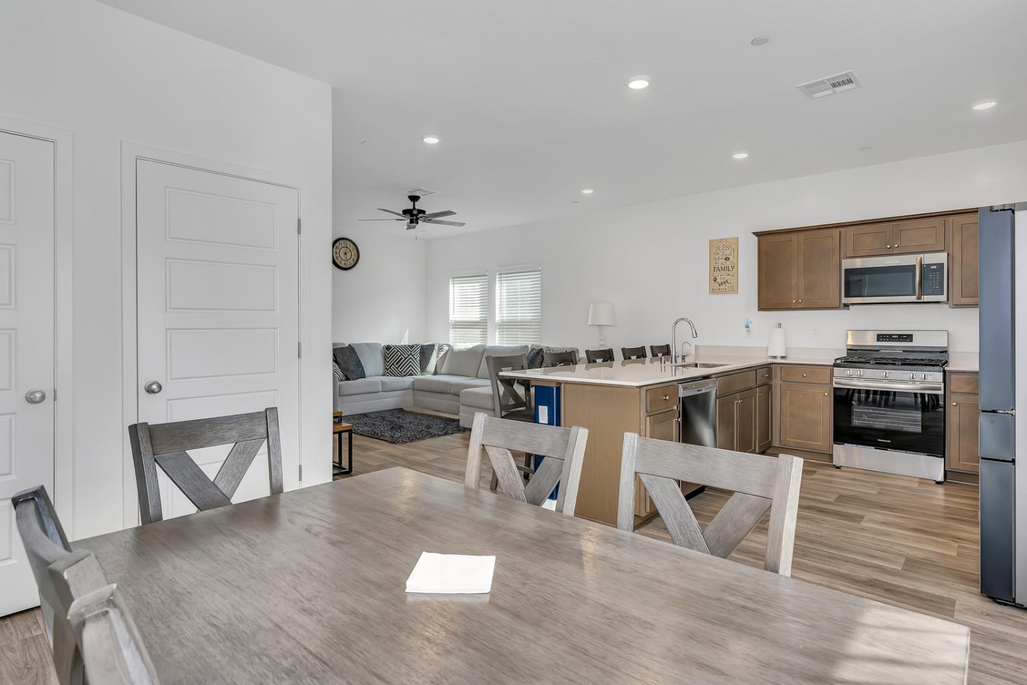 1020 Wayfarer Ln, Madera, CA 93636