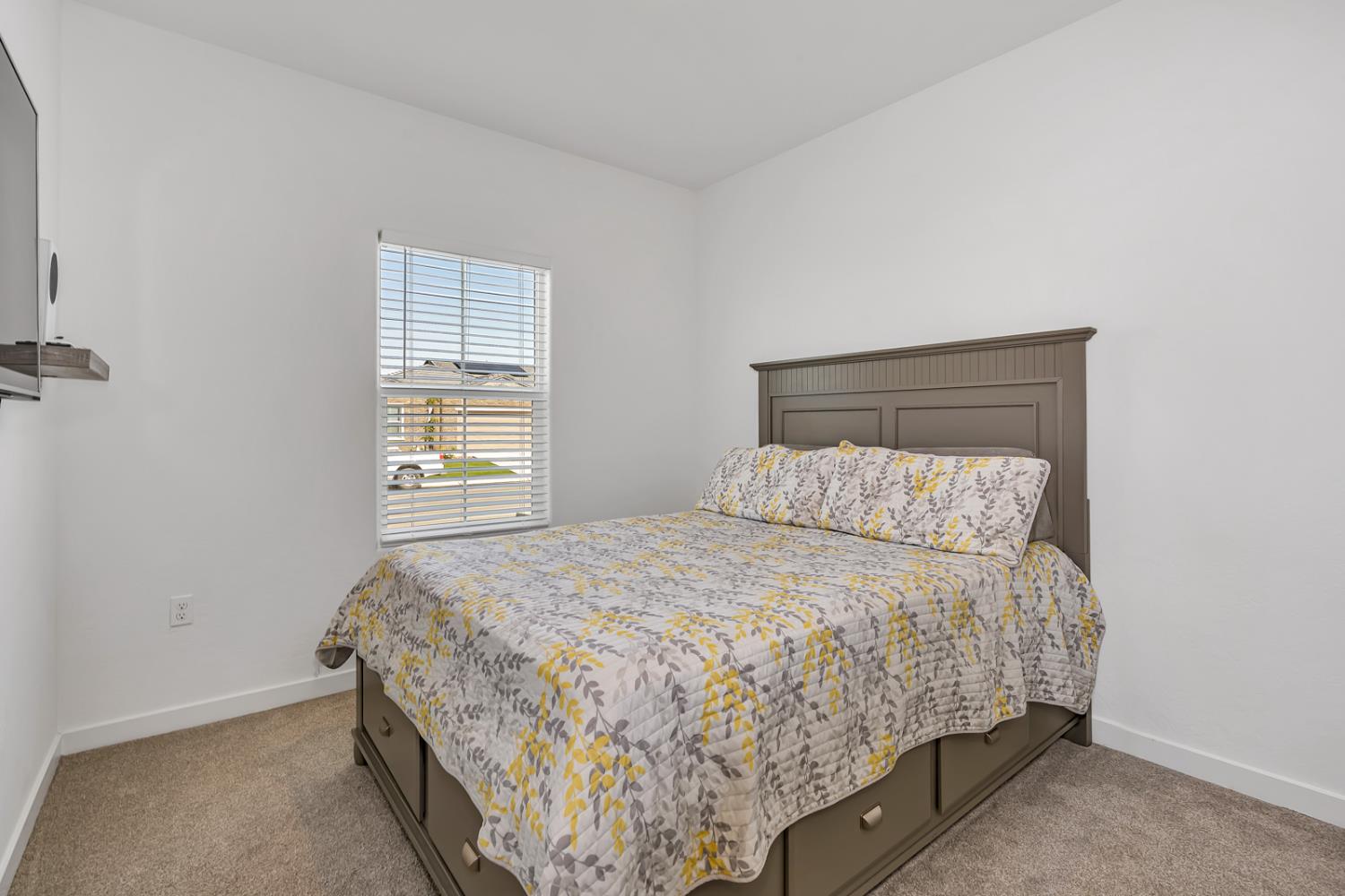 1020 Wayfarer Ln, Madera, CA 93636