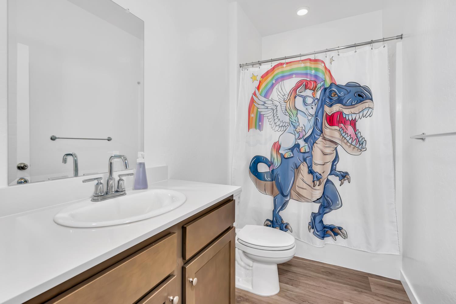 1020 Wayfarer Ln, Madera, CA 93636