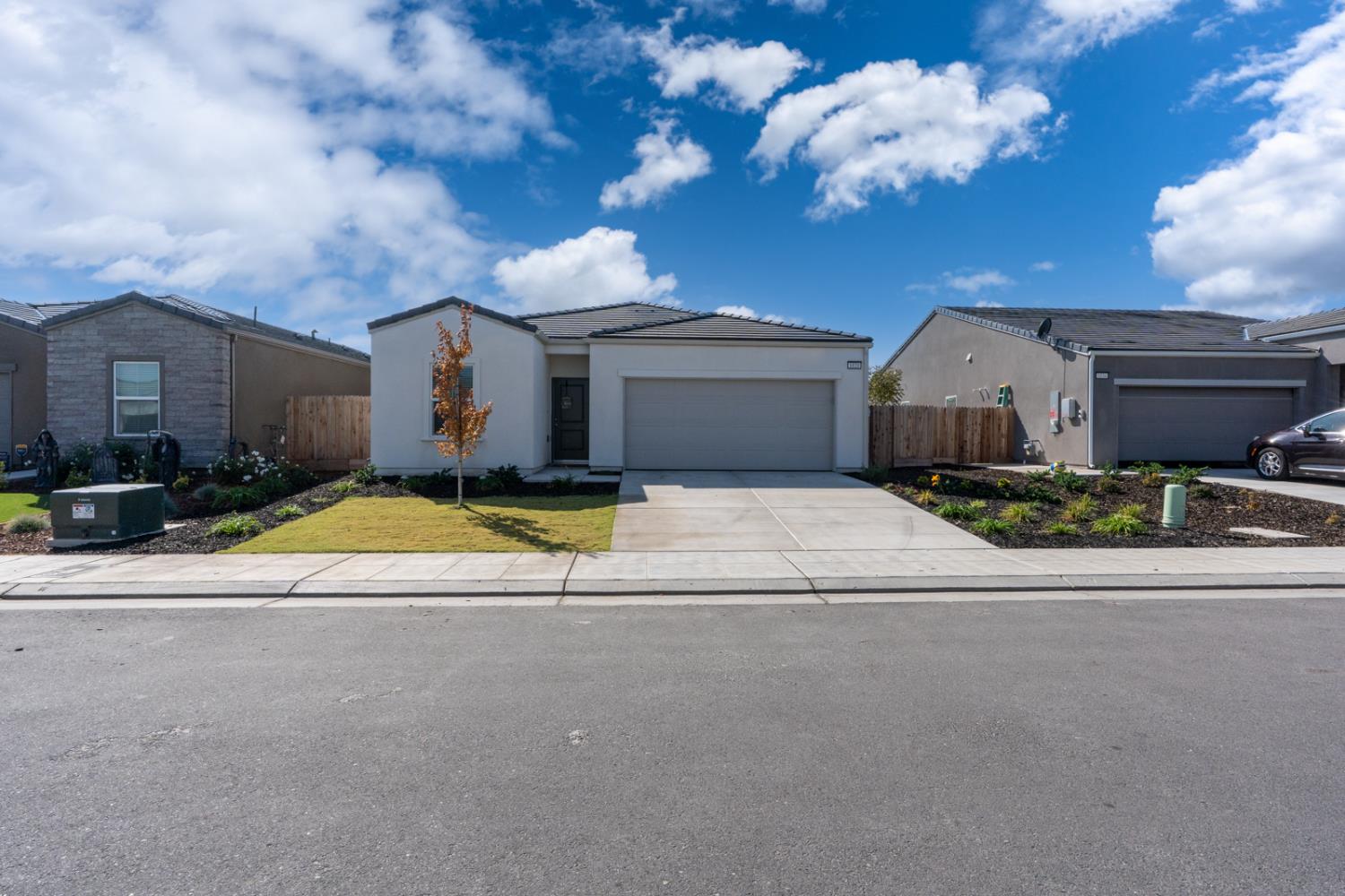 1020 Wayfarer Ln, Madera, CA 93636