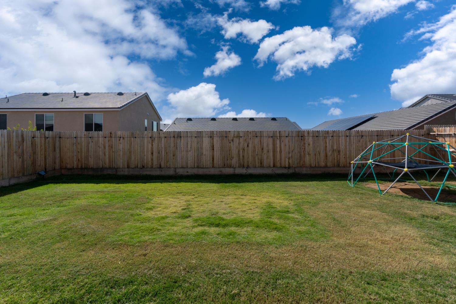 1020 Wayfarer Ln, Madera, CA 93636