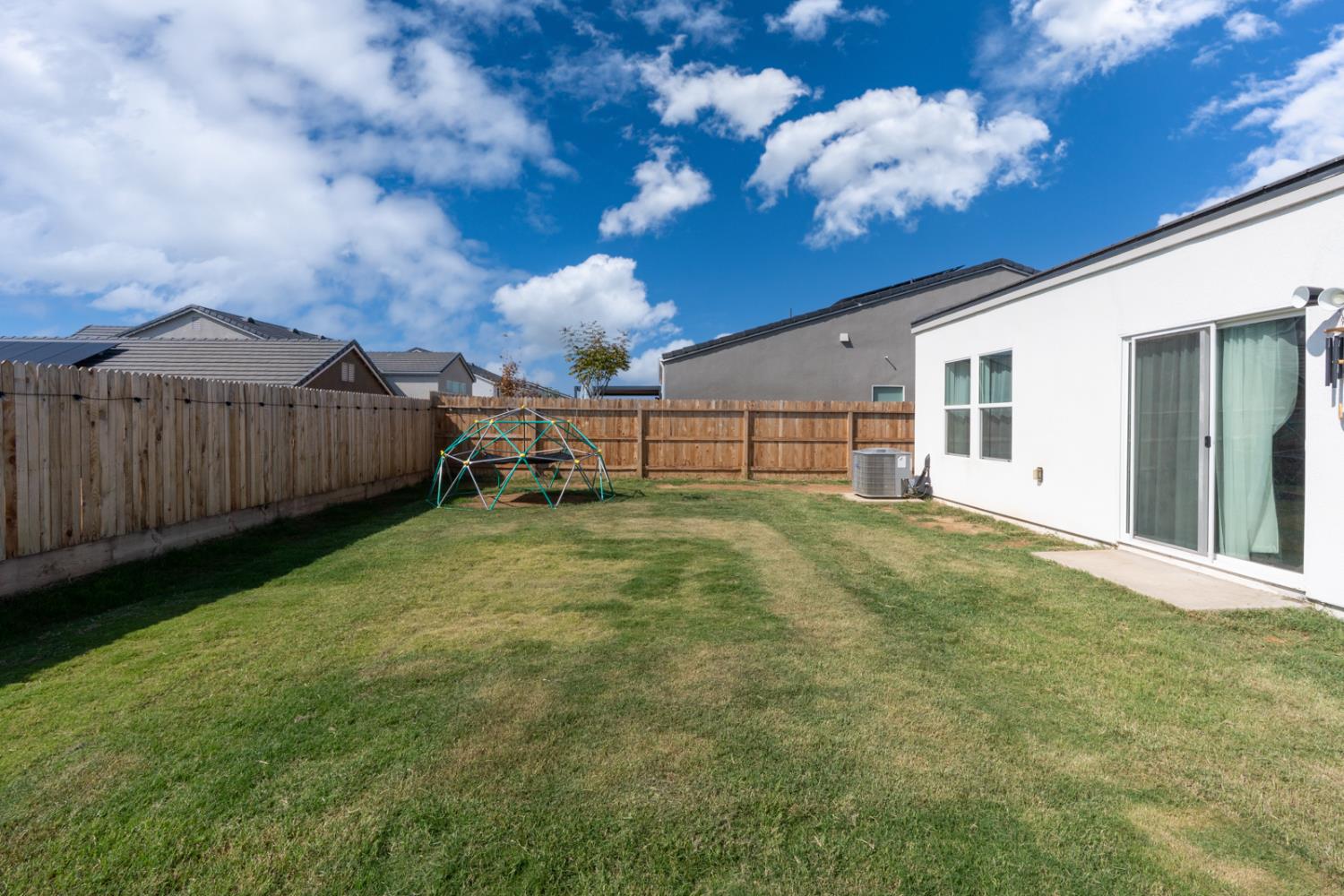 1020 Wayfarer Ln, Madera, CA 93636