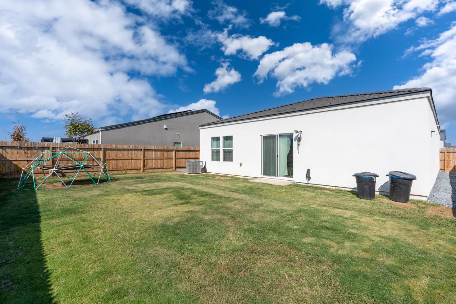 1020 Wayfarer Ln, Madera, CA 93636