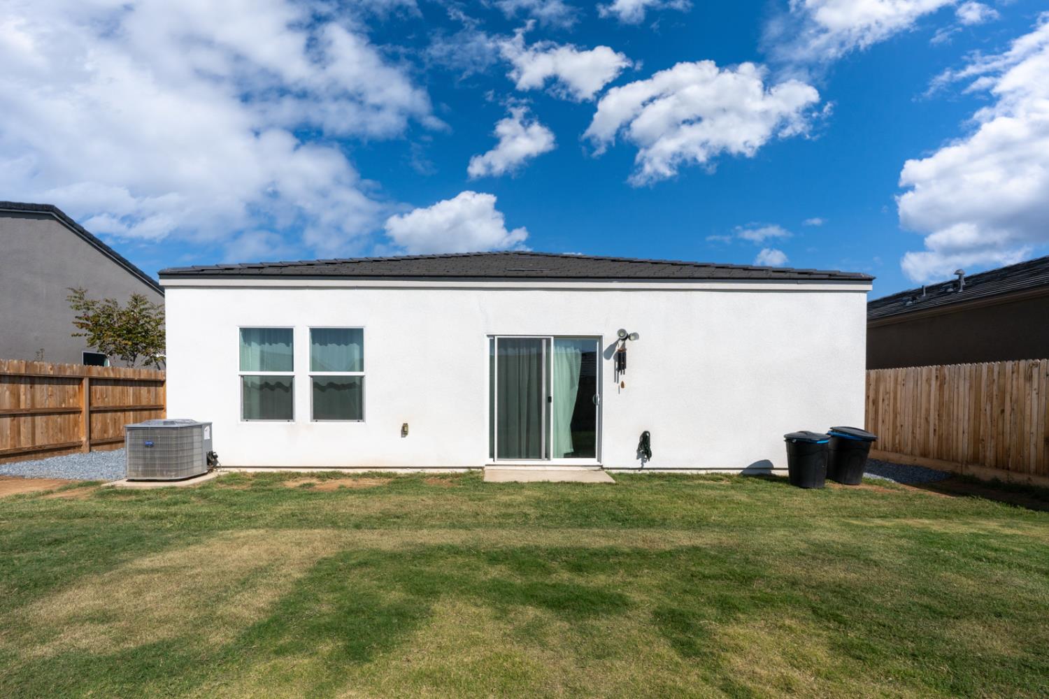 1020 Wayfarer Ln, Madera, CA 93636