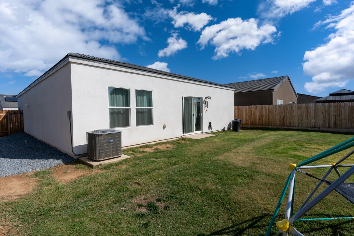 1020 Wayfarer Ln, Madera, CA 93636