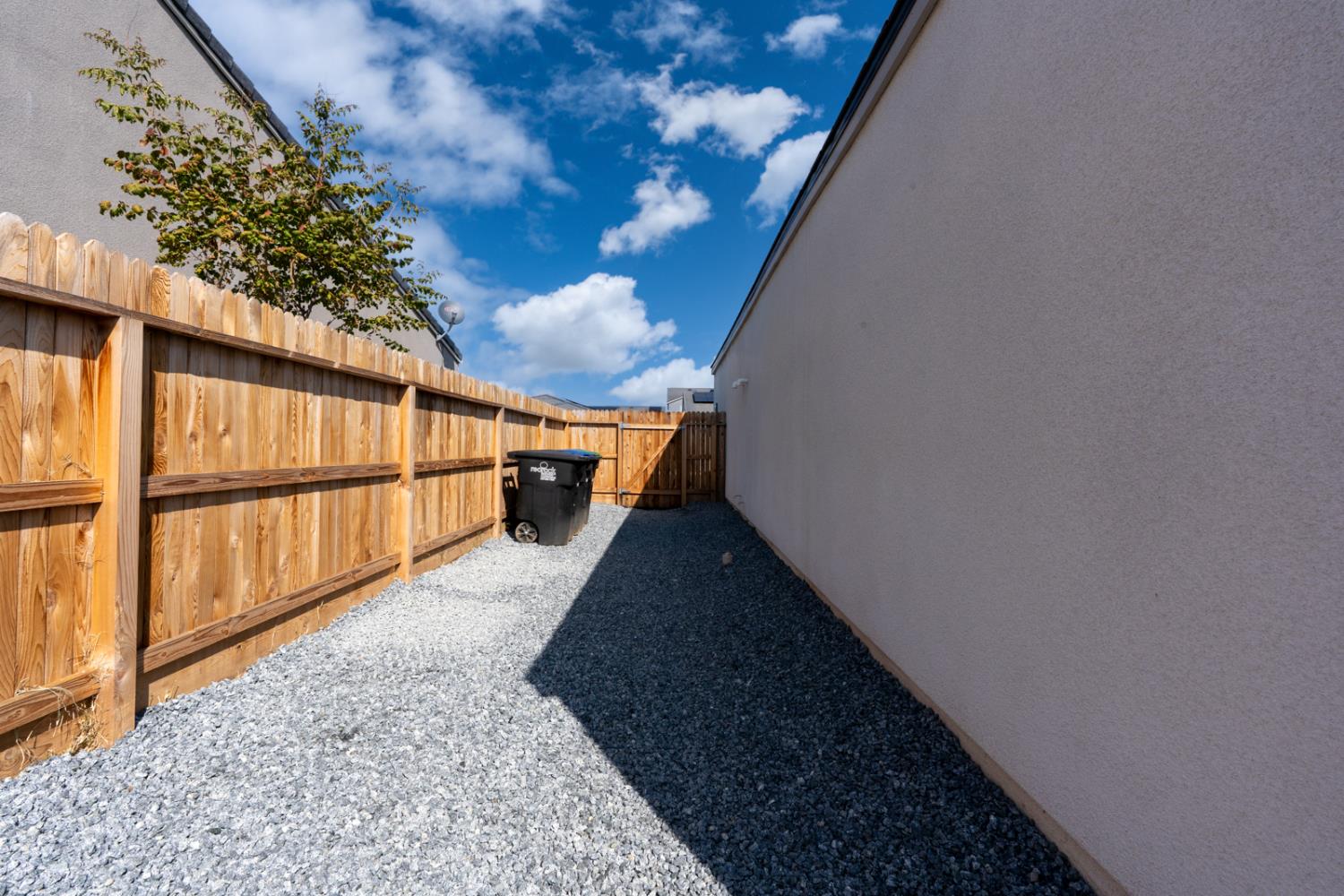 1020 Wayfarer Ln, Madera, CA 93636