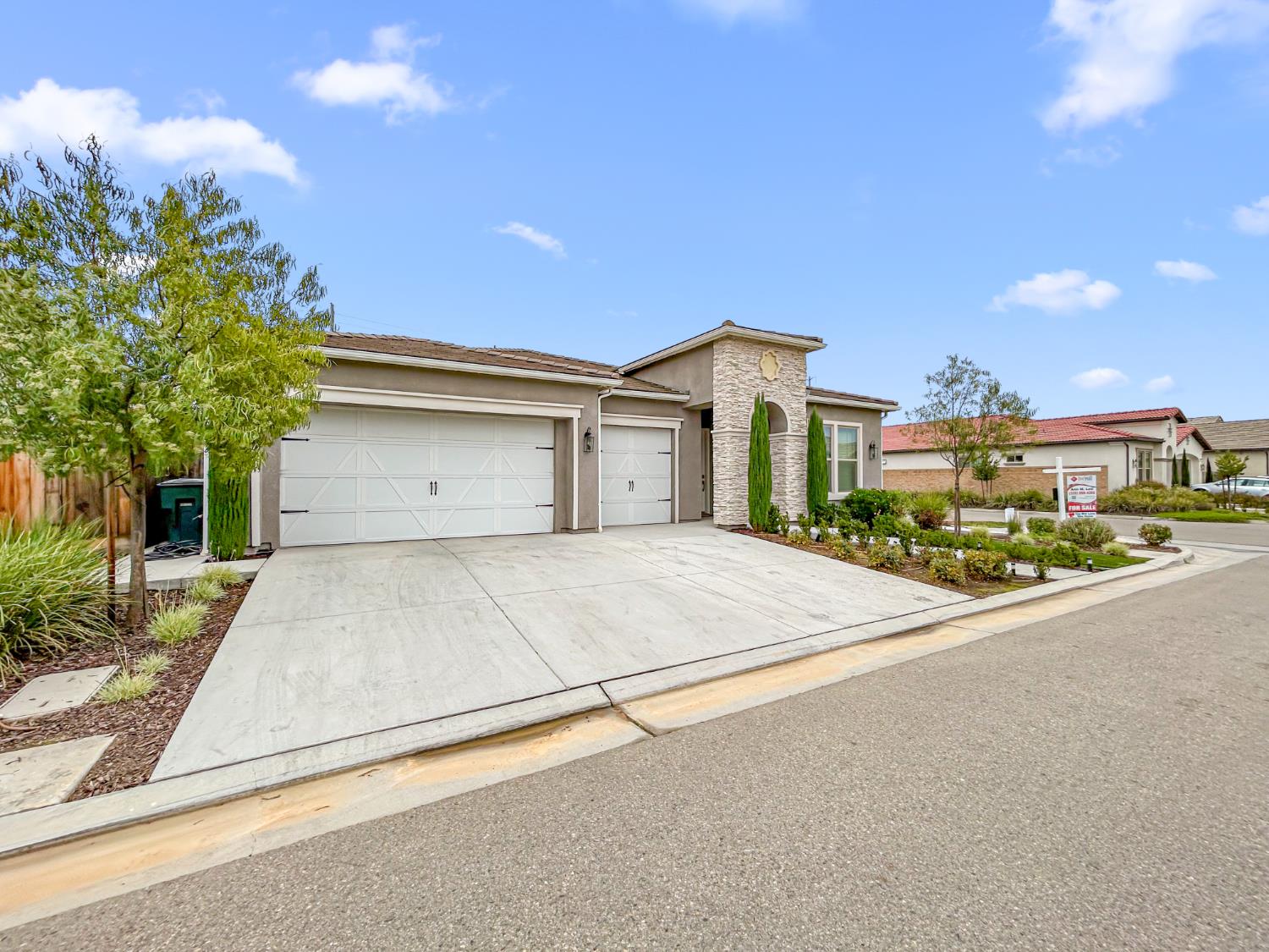 2788 N Douglas Ave, Fresno, CA 93727