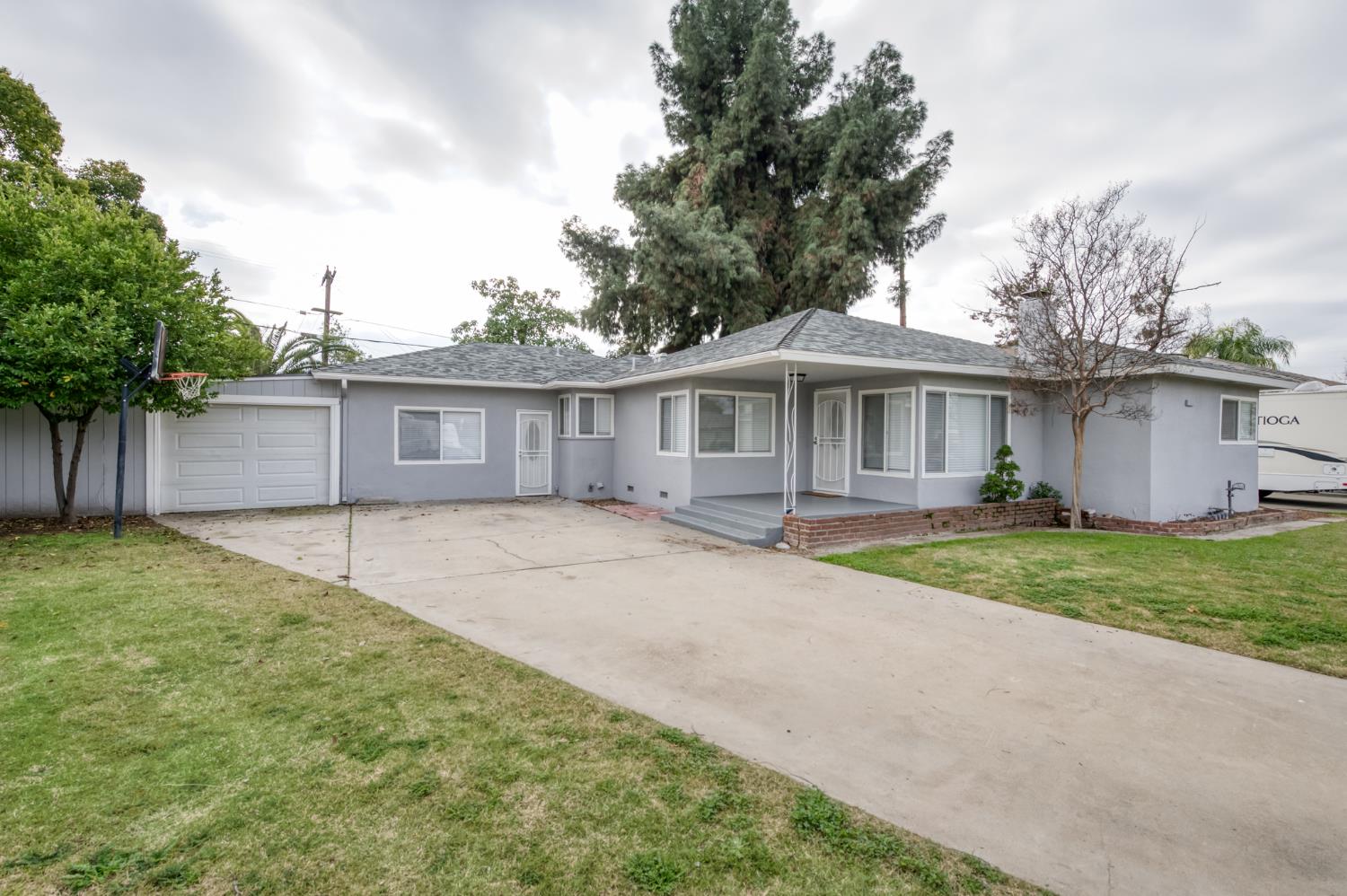 3938 E Michigan Ave, Fresno, CA 93703