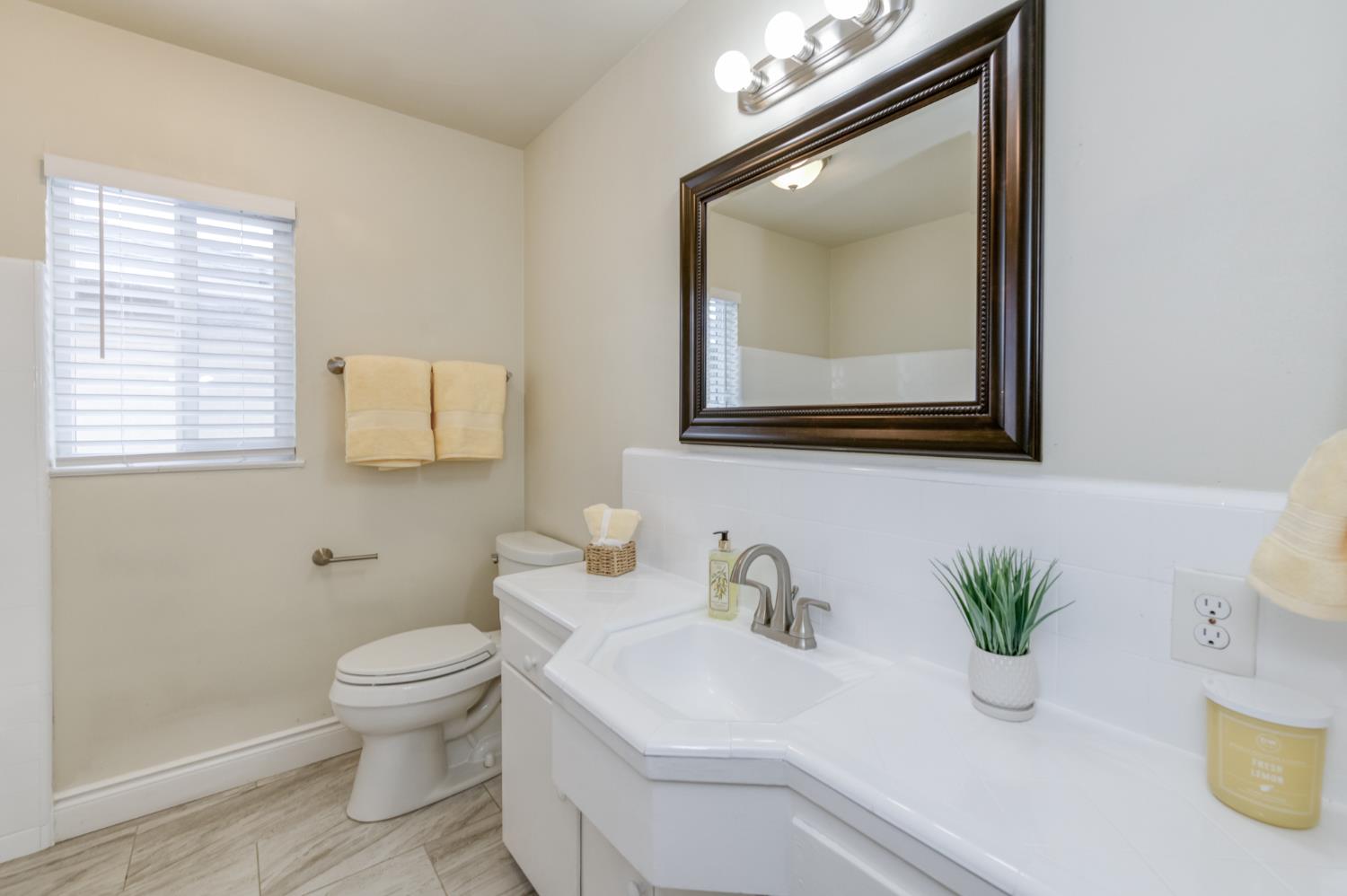 3938 E Michigan Ave, Fresno, CA 93703