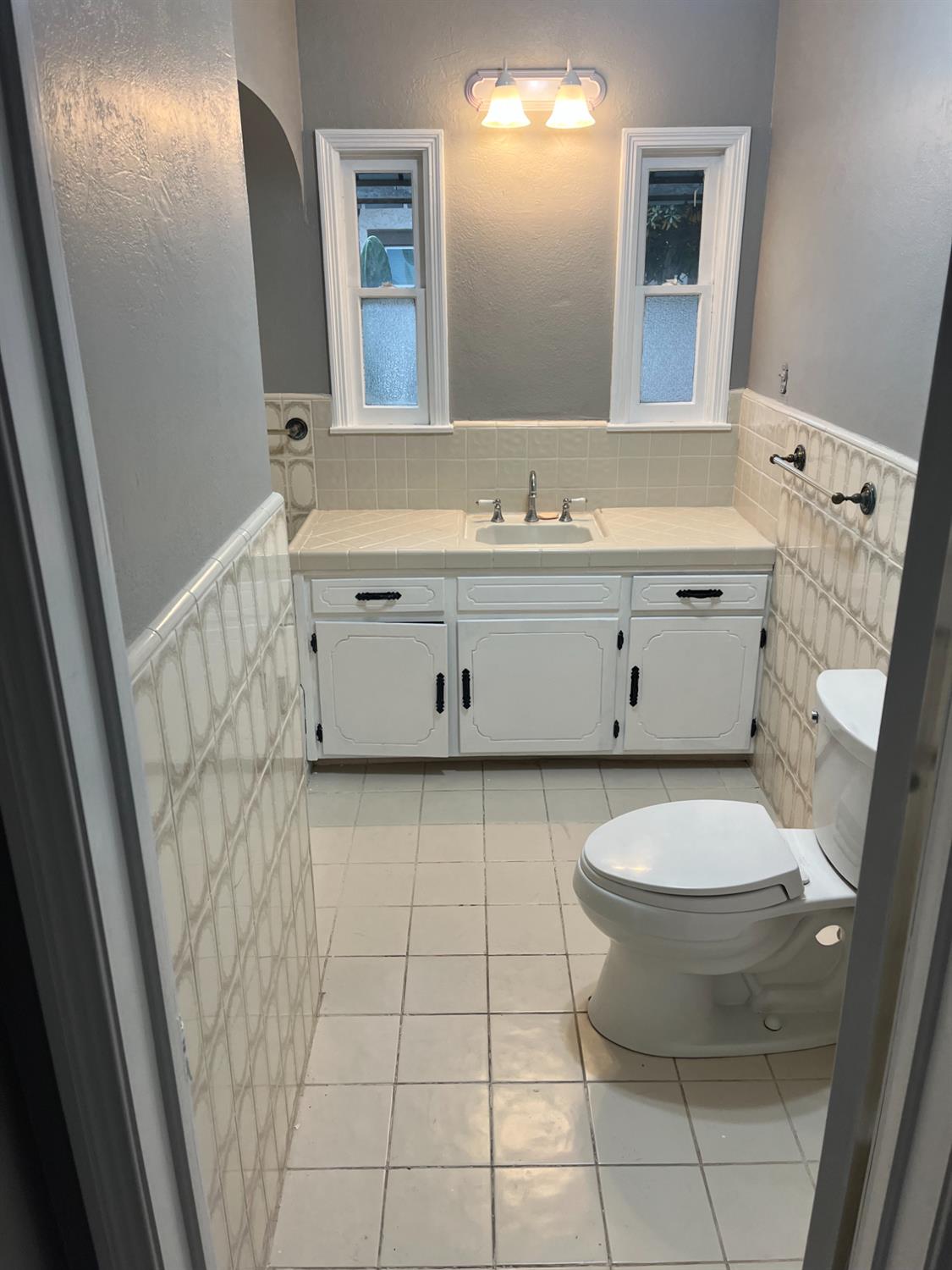 4662 E Illinois Ave, Fresno, CA 93702