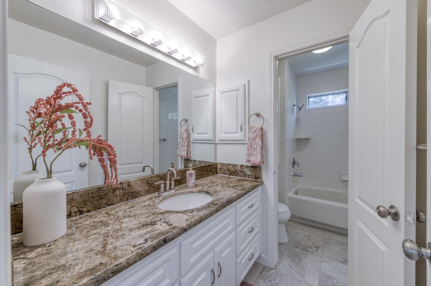 10352 N Doheny Dr, Fresno, CA 93730