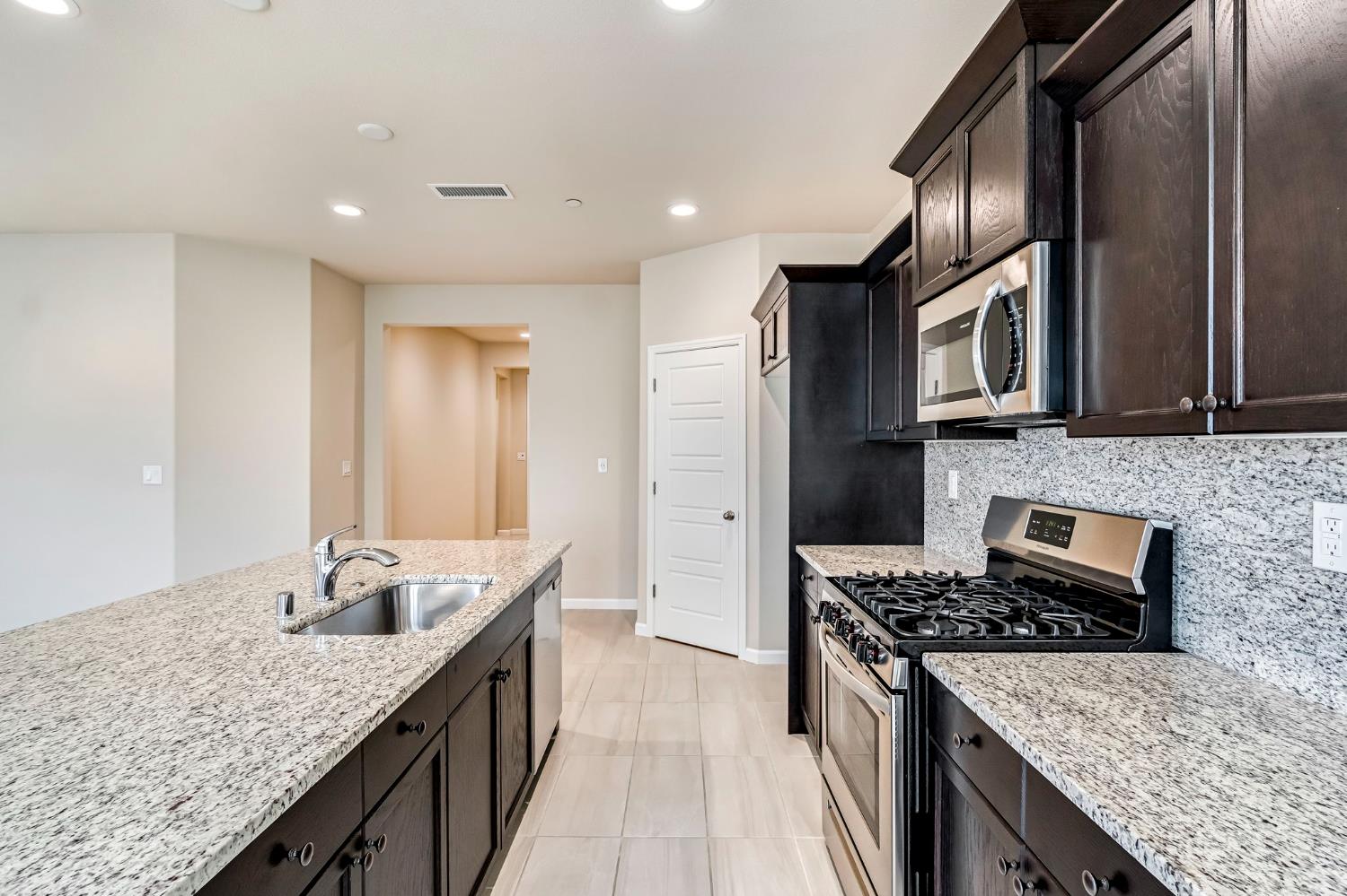 642 Stone Crest Ave, Madera, CA 93636