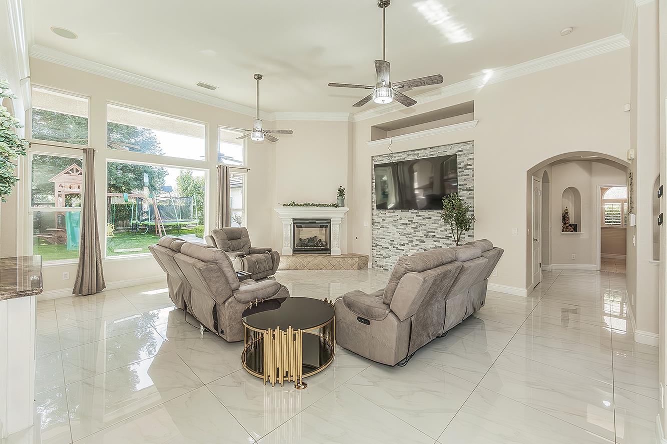 2888 Ashcroft Ave, Clovis, CA 93611