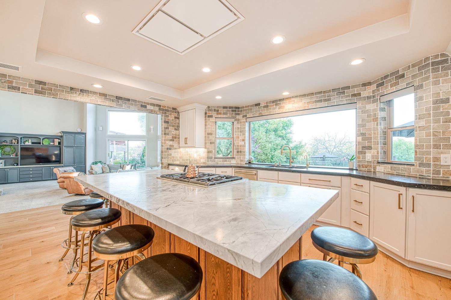 16115 Deer Path Ln, Clovis, CA 93619