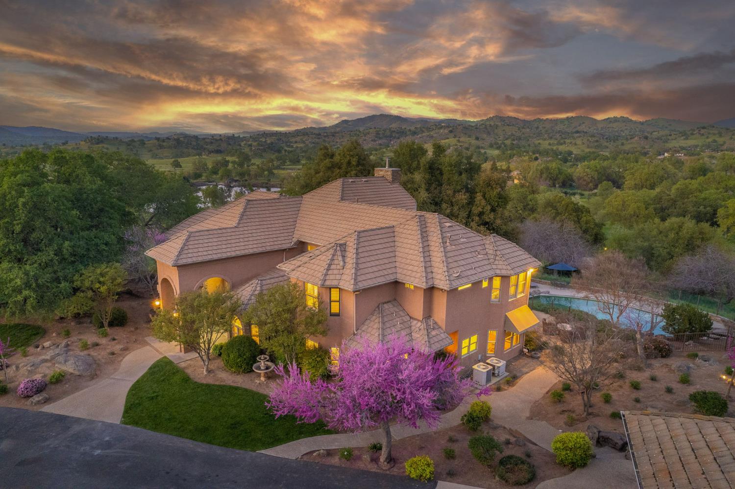 16115 Deer Path Ln, Clovis, CA 93619