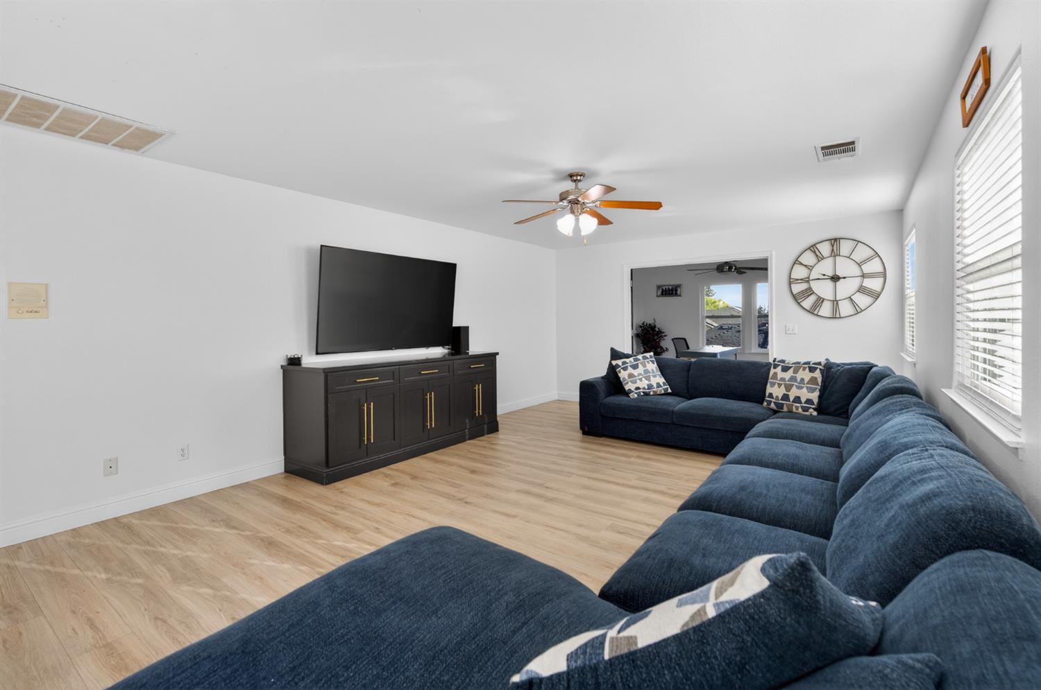 2853 Carolina Ave, Clovis, CA 93611