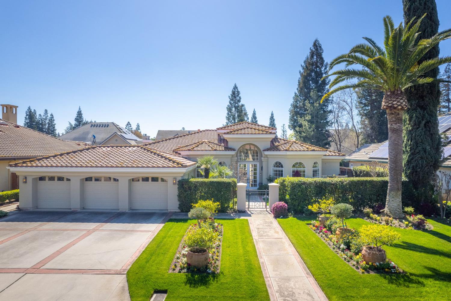 1533 E Forest Oaks Dr, Fresno, CA 93730
