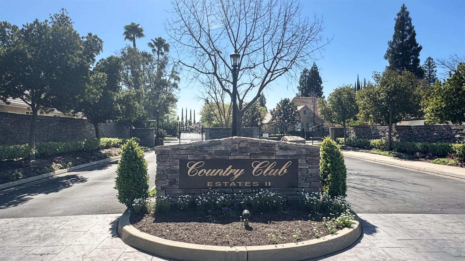 1533 E Forest Oaks Dr, Fresno, CA 93730