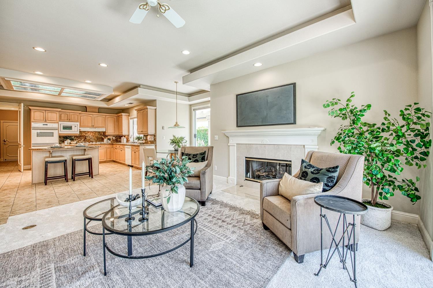 1533 E Forest Oaks Dr, Fresno, CA 93730