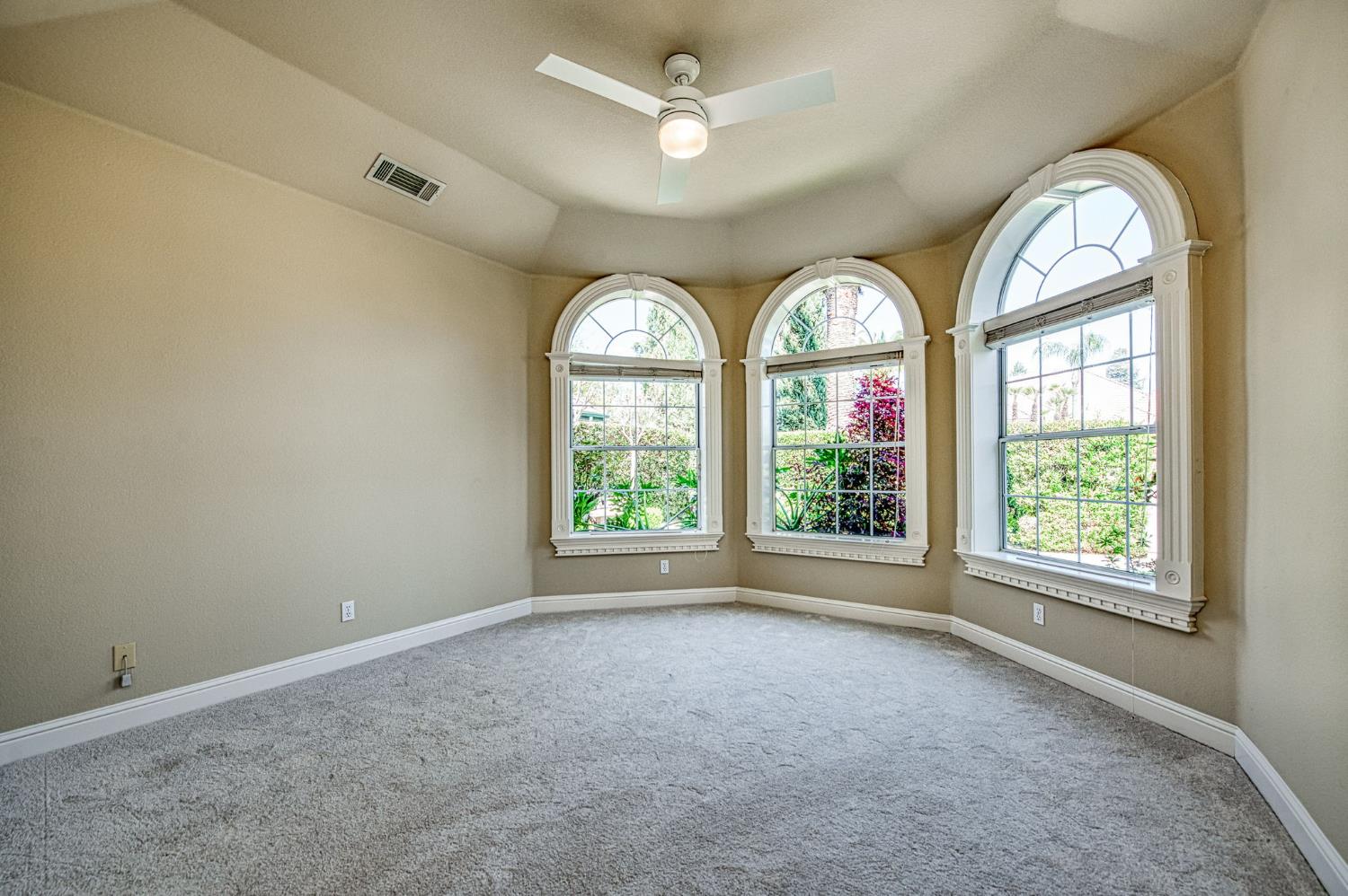 1533 E Forest Oaks Dr, Fresno, CA 93730