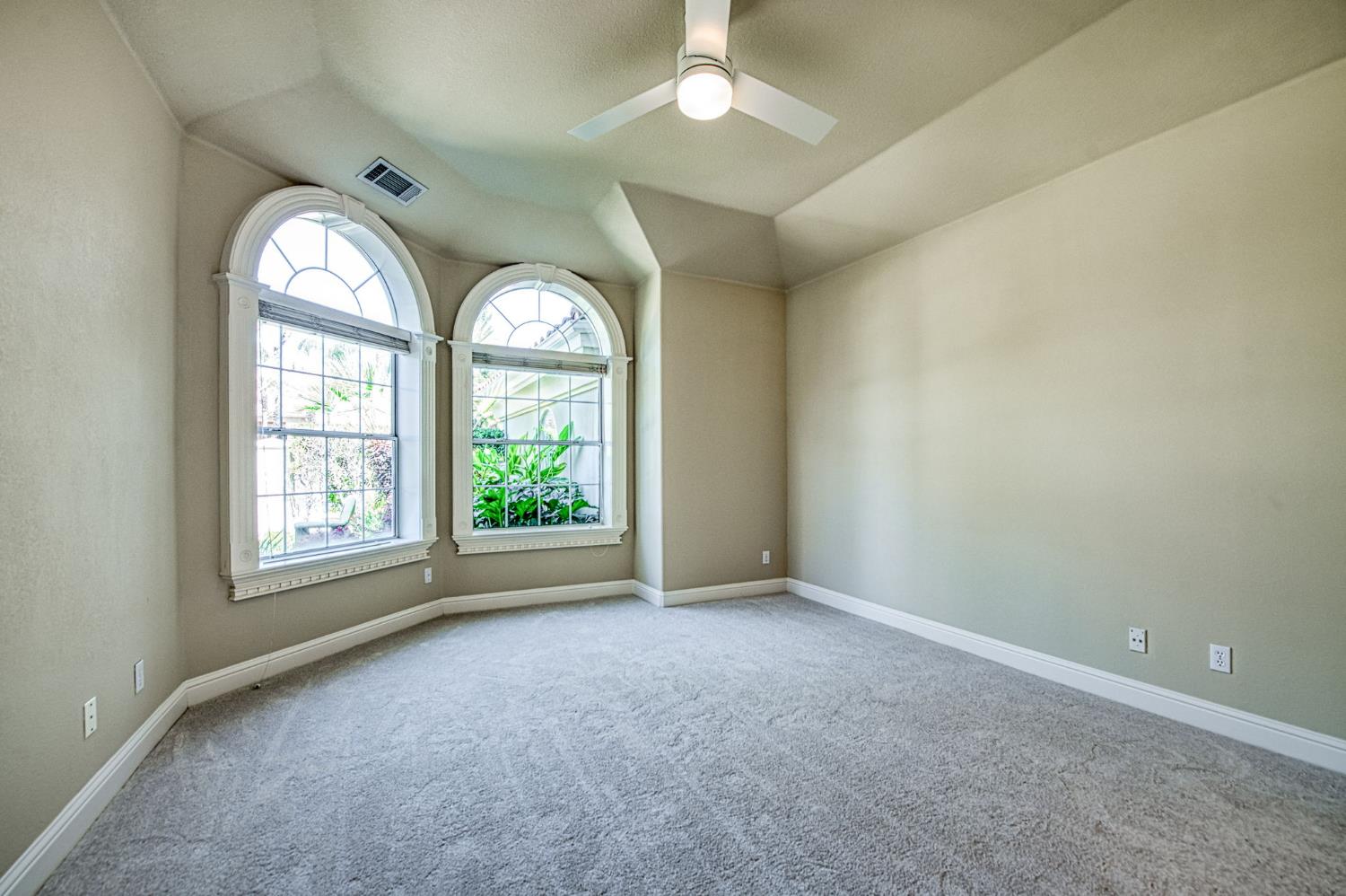 1533 E Forest Oaks Dr, Fresno, CA 93730