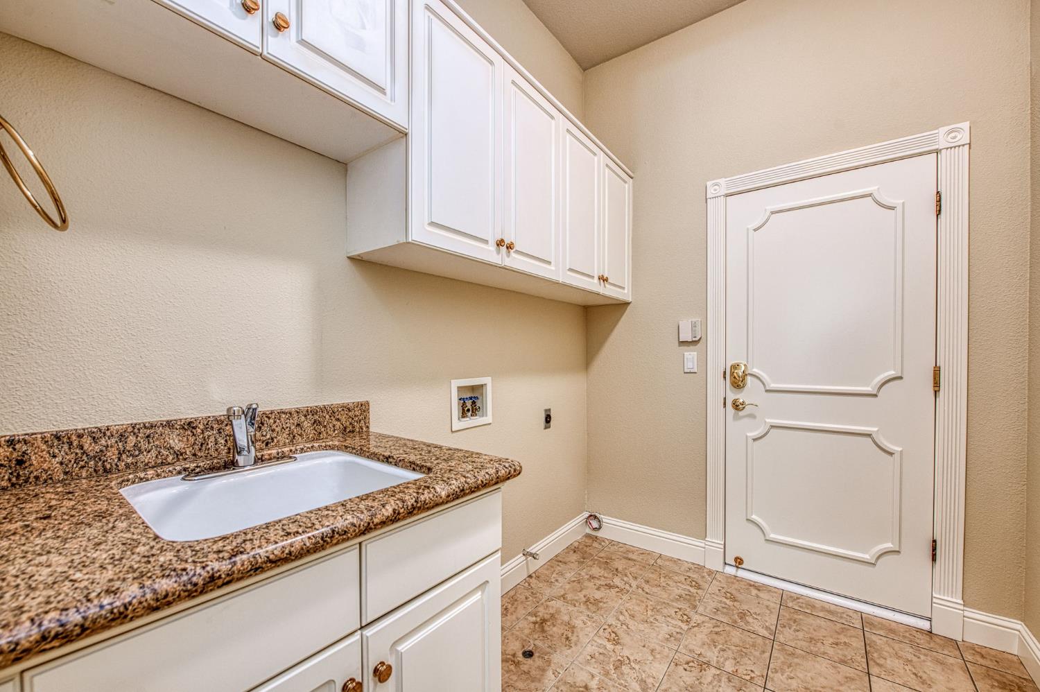 1533 E Forest Oaks Dr, Fresno, CA 93730