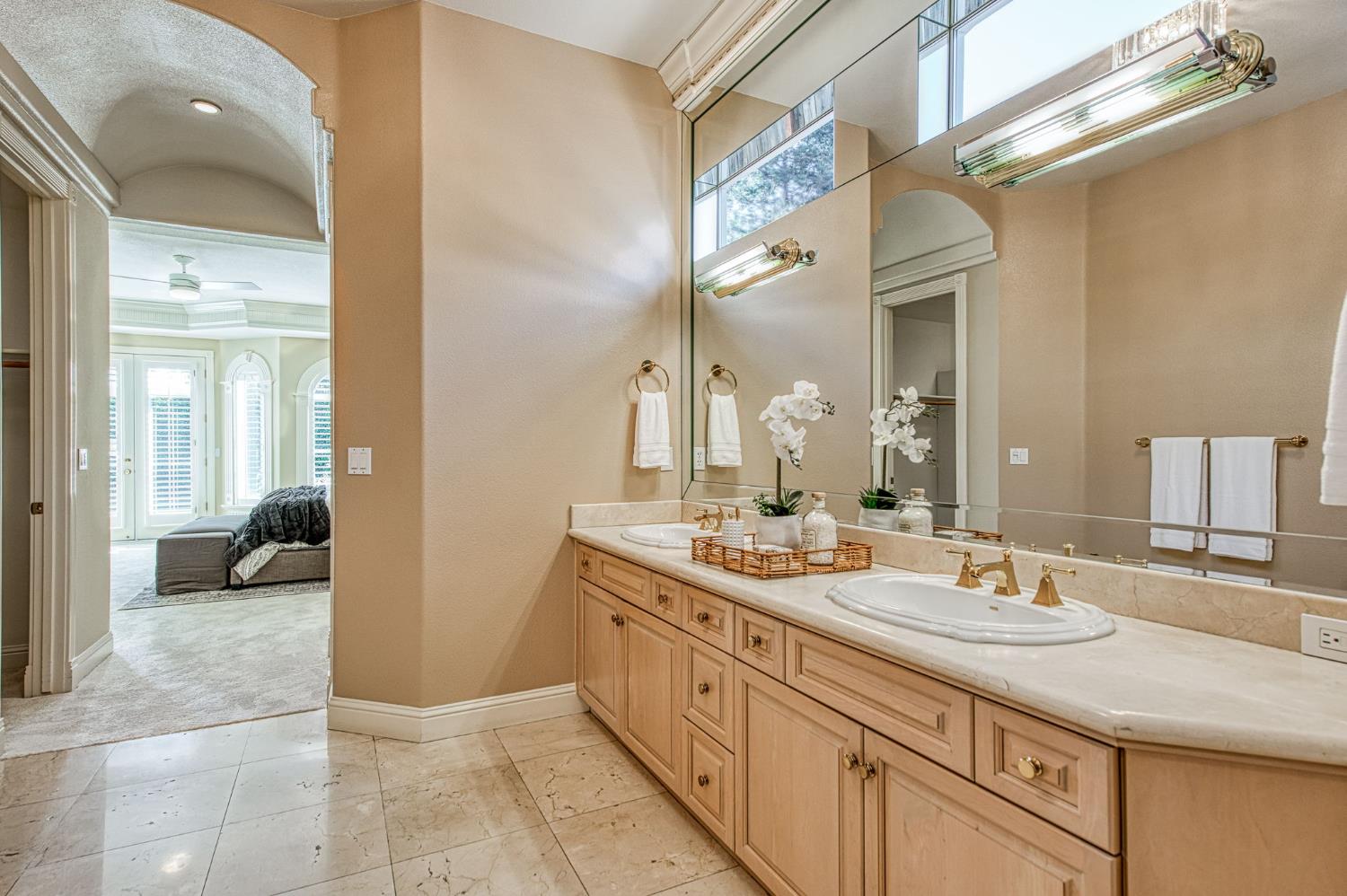 1533 E Forest Oaks Dr, Fresno, CA 93730