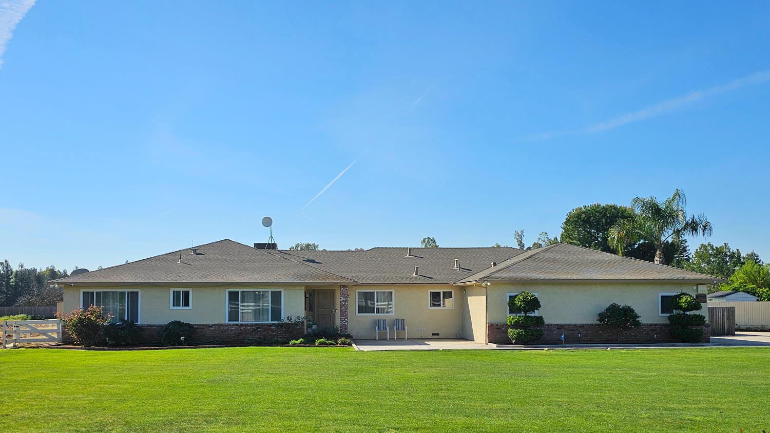 8099 E Nees Ave, Clovis, CA 93619